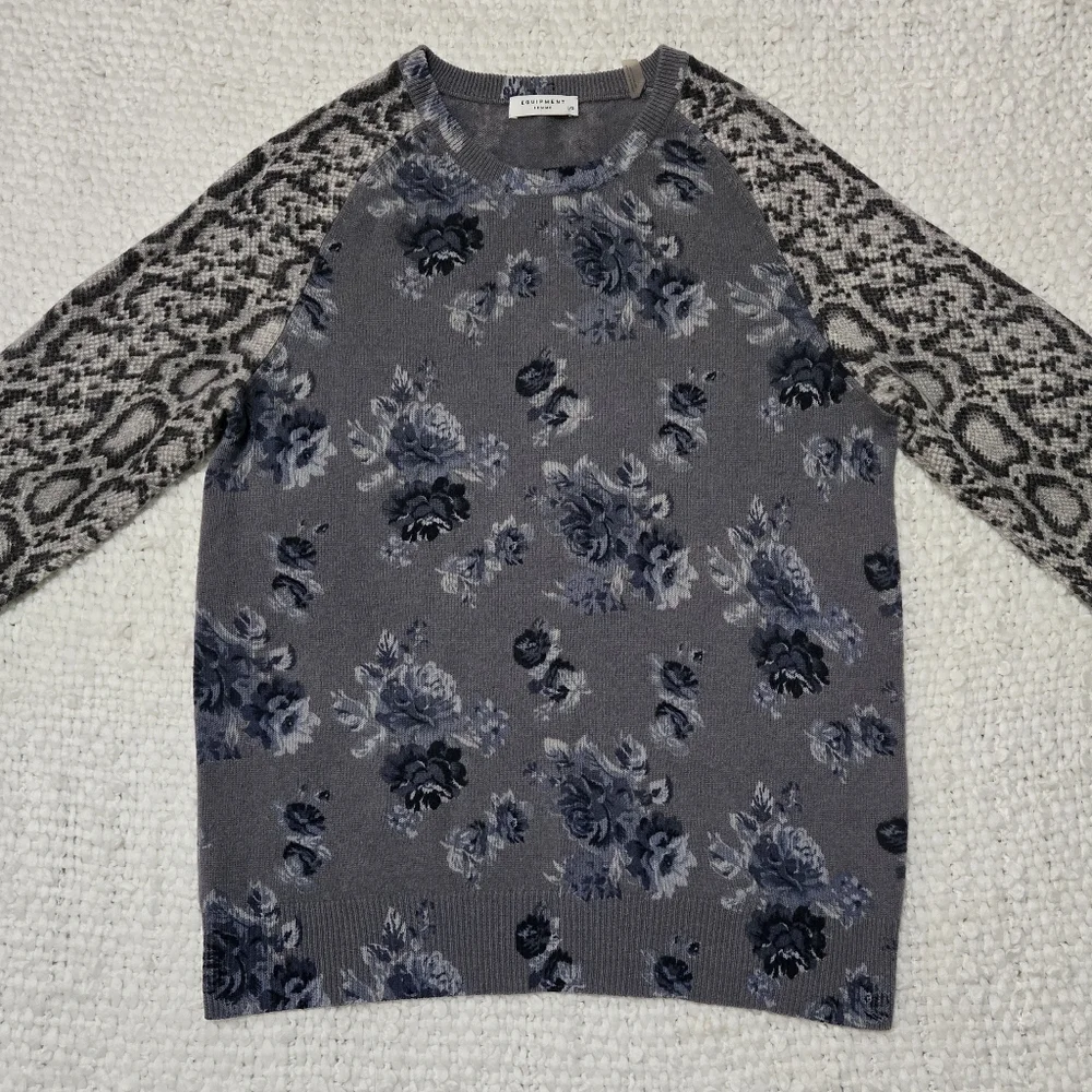 EQUIPMENT FEMME 100% Cashmere Gray Blue Floral Sweater Snake Print Sleeves Large - Picture 7 of 16
